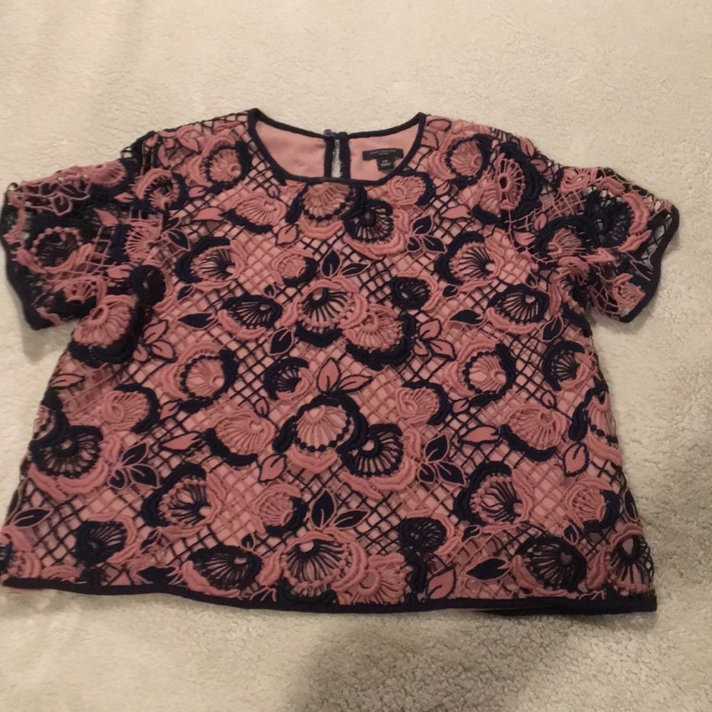 AnnTaylor lace crop top in rose & navy color